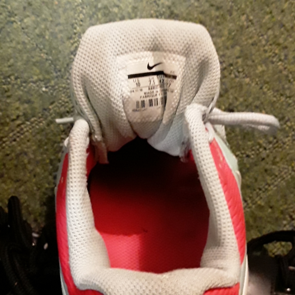 Nike - Picture 3 of 3